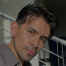 Cliente satisfecho usando cepillo facial ultrasónico para mejorar la piel – Rodrigo Céspedes, Sucre Bolivia