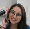 Cliente feliz usando el reloj GPS para niños, satisfecha con su compra en QuieresComprar.com